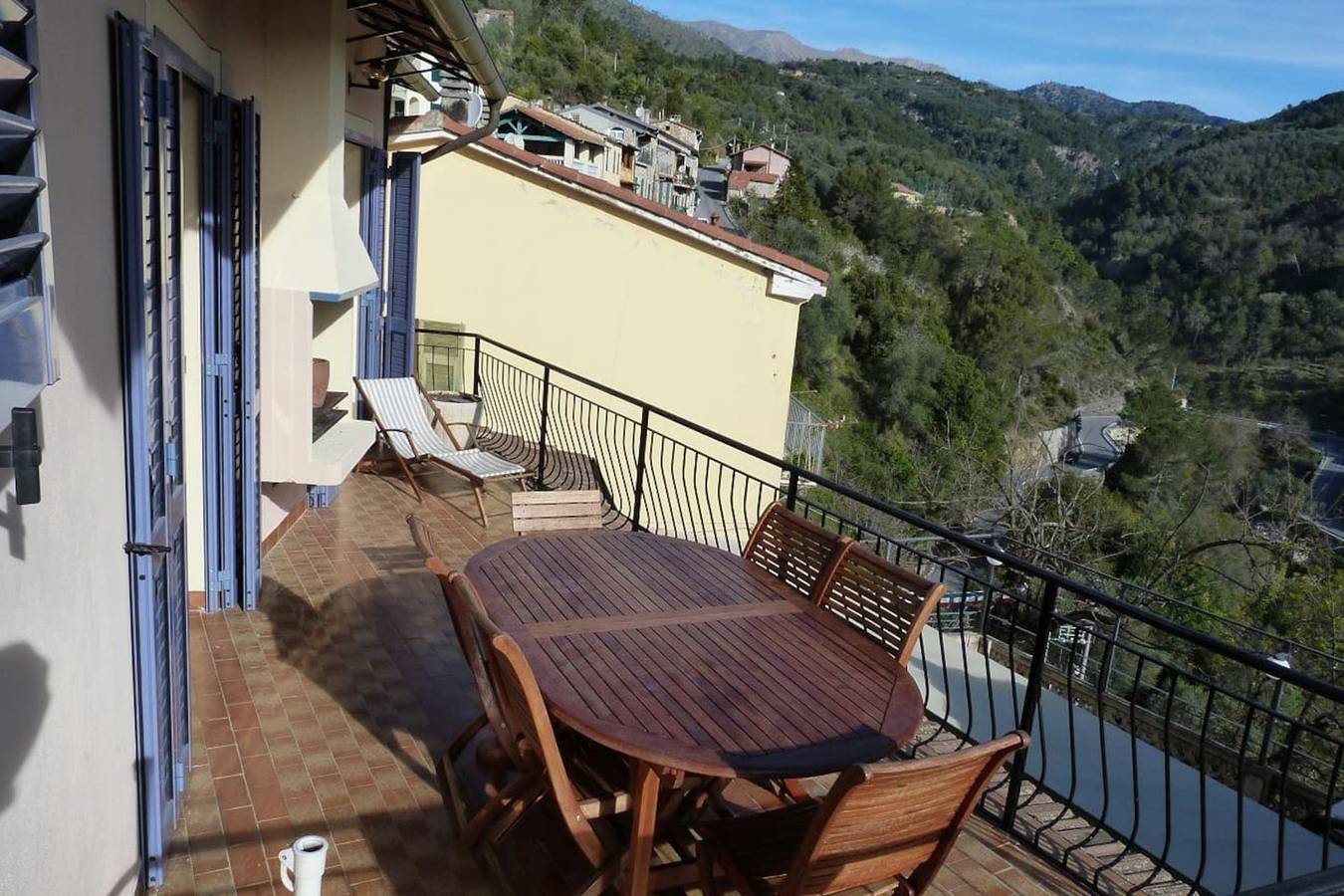 Willkommenes Familienhaus in Olivetta mit großem Garten in Olivetta San Michele, Imperia Provinz