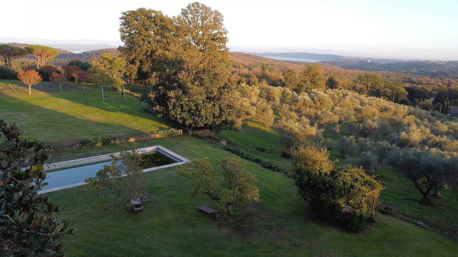 Villa con pinar y vistas al lago en la región de Tuscia in Manziana, Lago de Bracciano