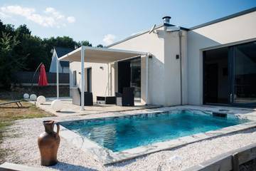 Gîte pour 10 personnes, avec vue ainsi que piscine et jardin à Saint-Antoine-du-Rocher