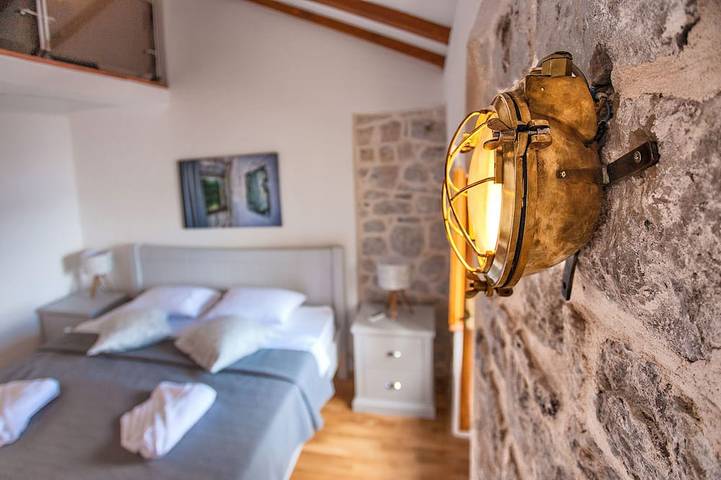 Casa independiente frente al mar.  Completamente renovado en 2017. 3 B, 2Hab in Tivat, Bay of Kotor
