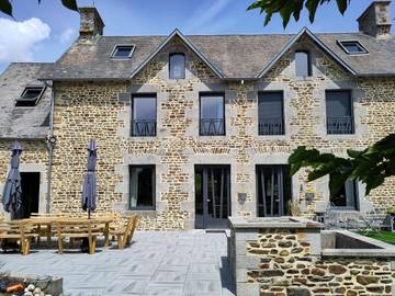 Gîte pour 10 personnes, avec jardin à Dragey-Ronthon