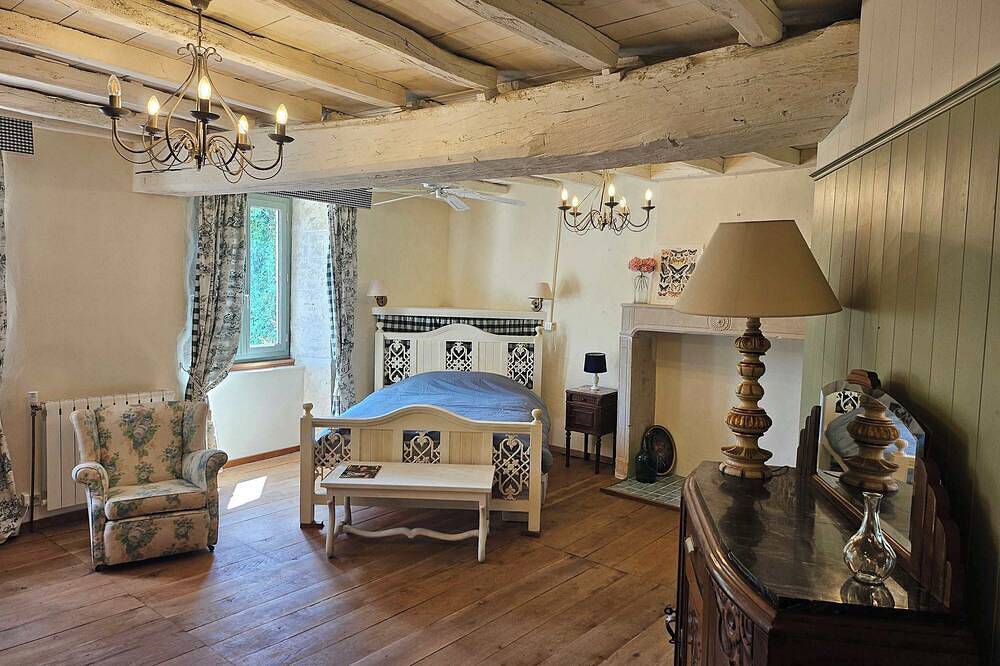 Charmante maison de Campagne avec piscine-10 pers in Theil-Rabier, Charente