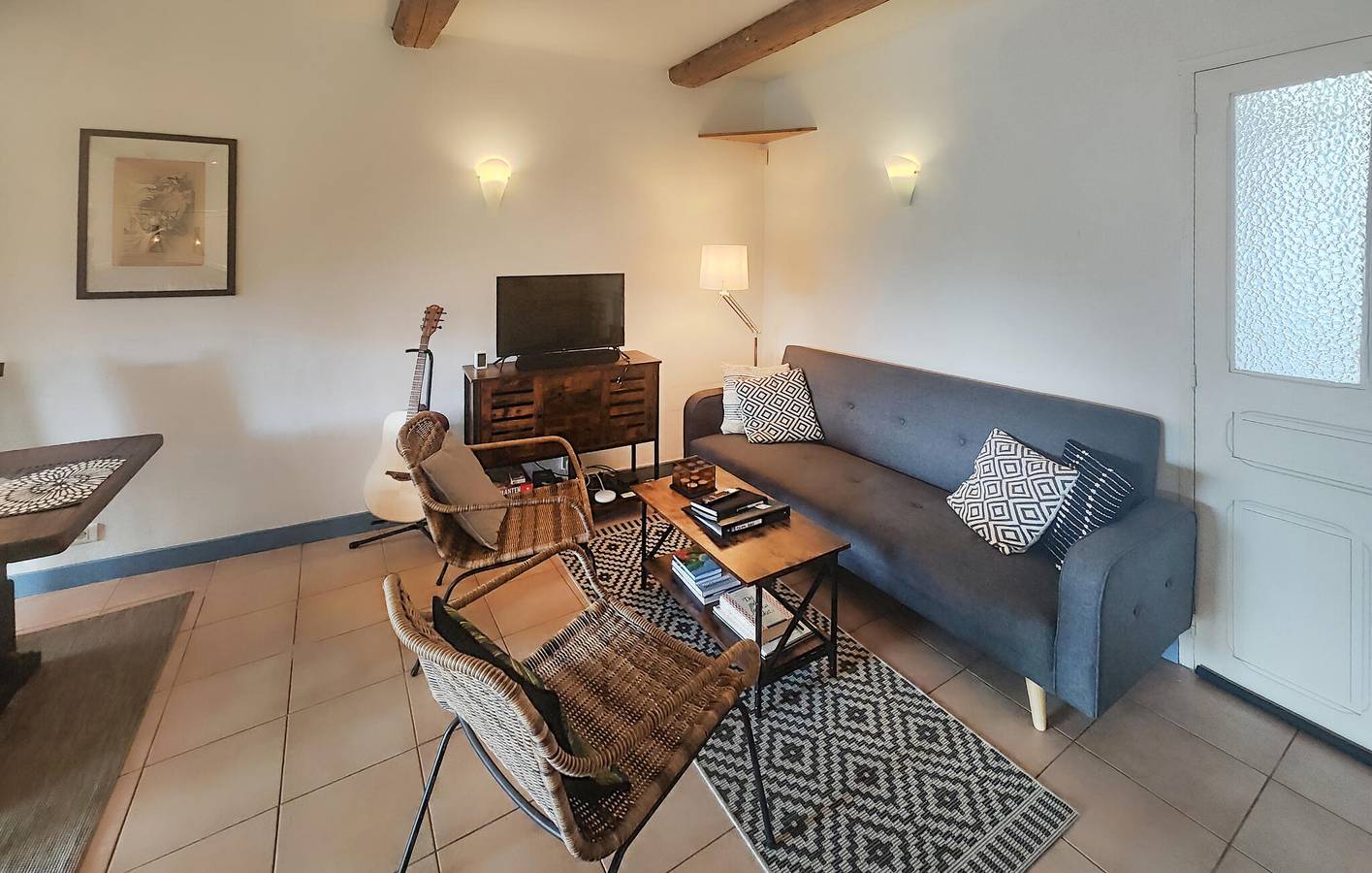 Appartement confortable près du centre de Les Aires, parking, Internet et grillades in Hérépian, Région de Béziers