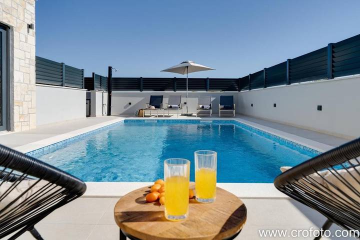 Villa pour 8 personnes, avec vue sur le lac et vue ainsi que piscine et jardin à Brodarica - 4