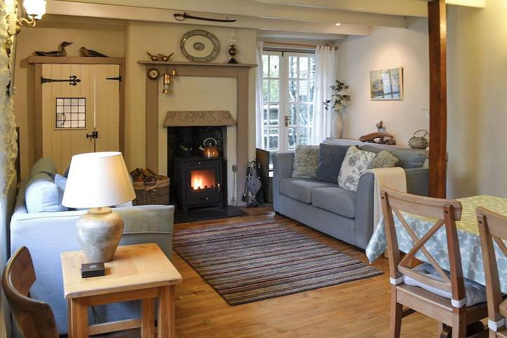 Cottage for 5 people, with garden, with pets in Polruan