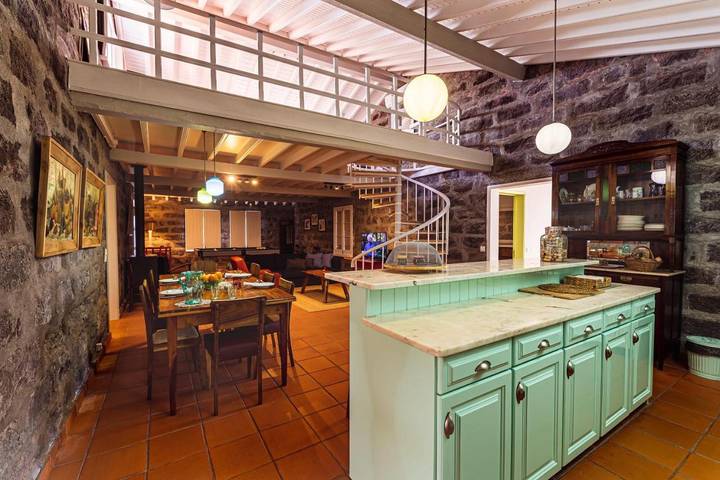 Location de vacances pour 7 personnes, avec Balcon et Terrasse ainsi que Jardin et Vue dans Água de Alto