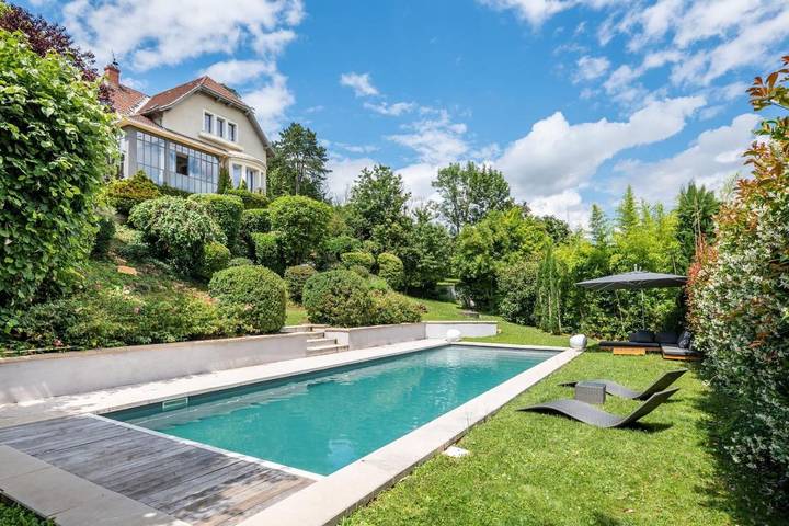 Location de vacances pour 9 personnes, avec jardin ainsi que terrasse et piscine à Saint-Cyr-au-Mont-d'Or
