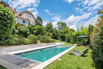 Location de vacances pour 9 personnes, avec jardin ainsi que terrasse et piscine à Saint-Cyr-au-Mont-d'Or