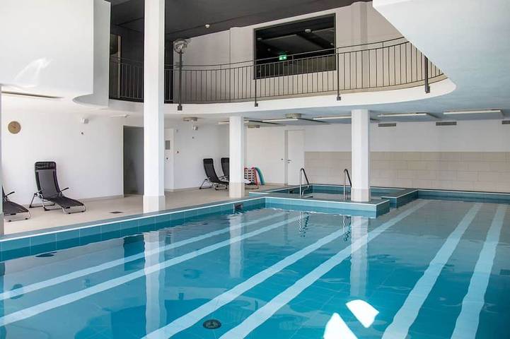 Ferienwohnung für 4 Personen, mit Balkon und Pool in Falera