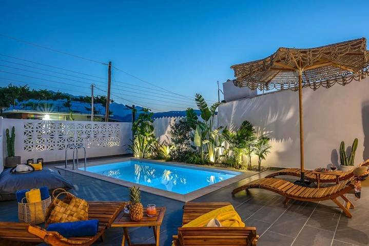 Villa für 6 Personen, mit Pool und Ausblick sowie Balkon - 1