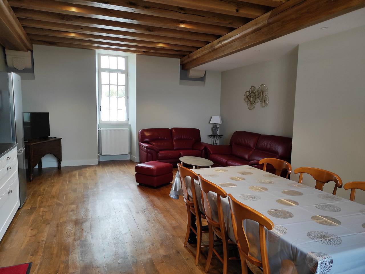 Ganze Wohnung, Geräumige Unterkunft in restauriertem ehemaligen Priorat in La Celle (Cher), Saint-Amand-Montrond