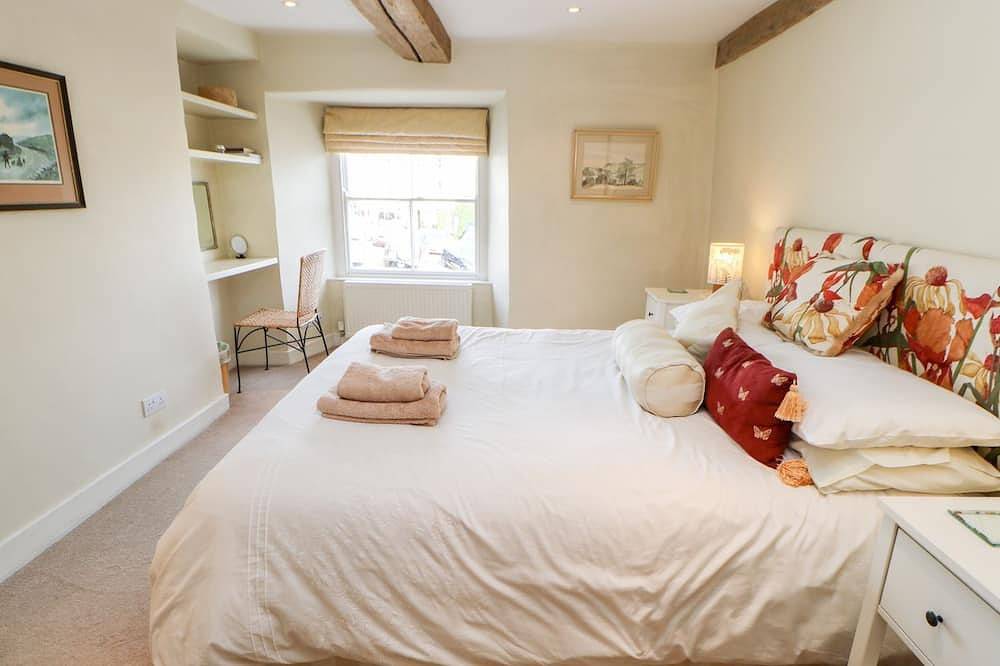 Demonicus, pet friendly, character holiday cottage in Middleham in Middleham, North Yorkshire