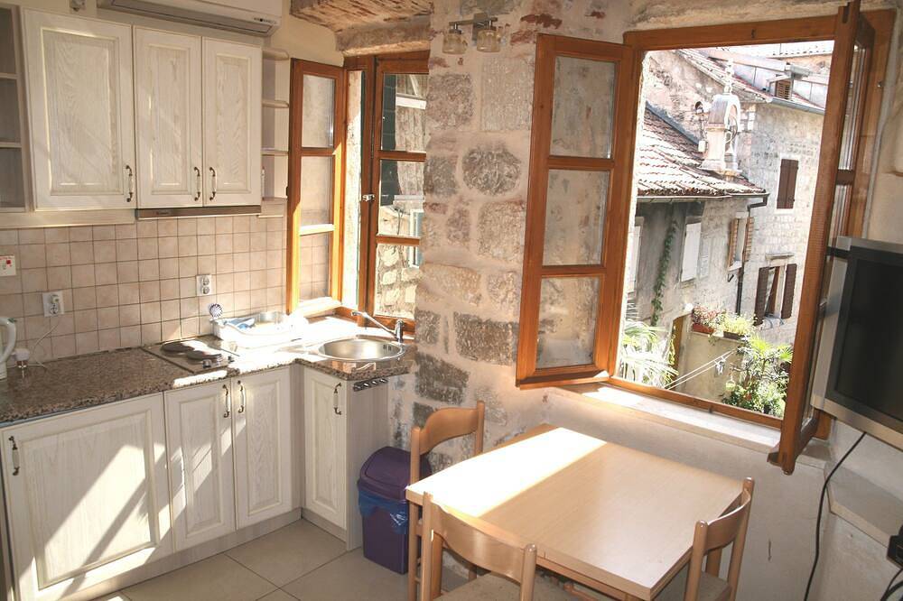 Ganze Wohnung, Charakter gut ausgestattet (rechts) Studio-Apartment im historischen Zentrum von Kotor in Kotor, Opština Kotor