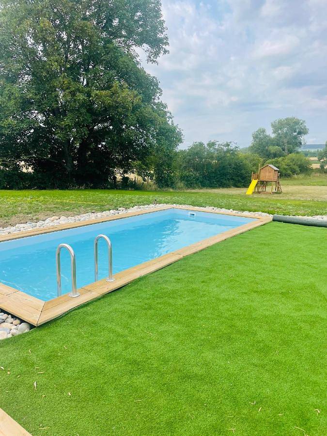 Location de vacances pour 9 personnes, avec Terrasse et Jardin ainsi que Piscine et Vue à Bligny-lès-Beaune