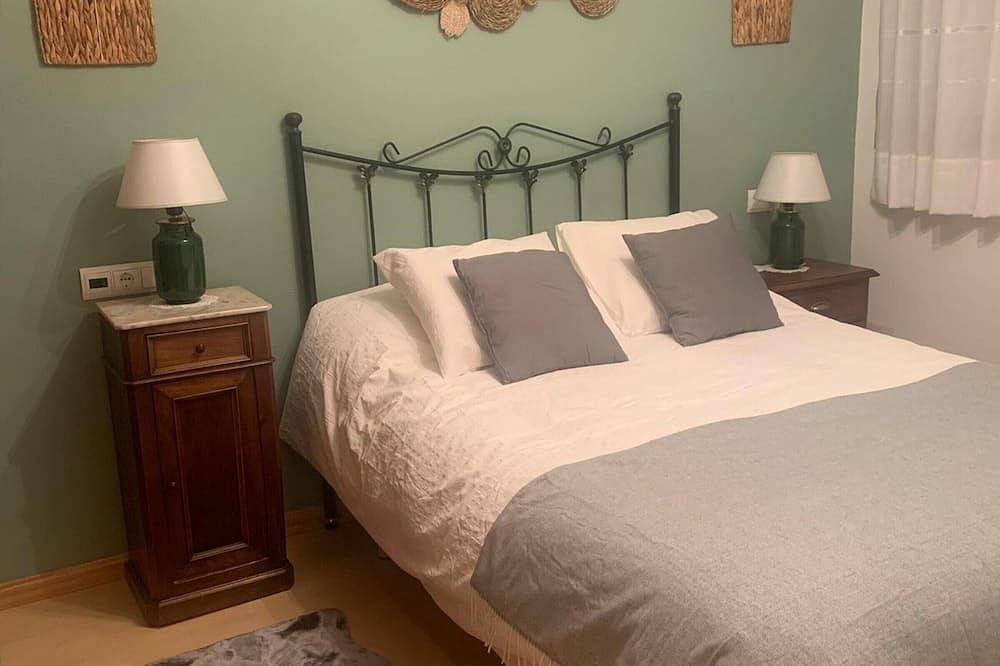 Entire apartment, Modern Apartment with Terrace and Pool in Jaca in Jaca, Spanish Pyrenees