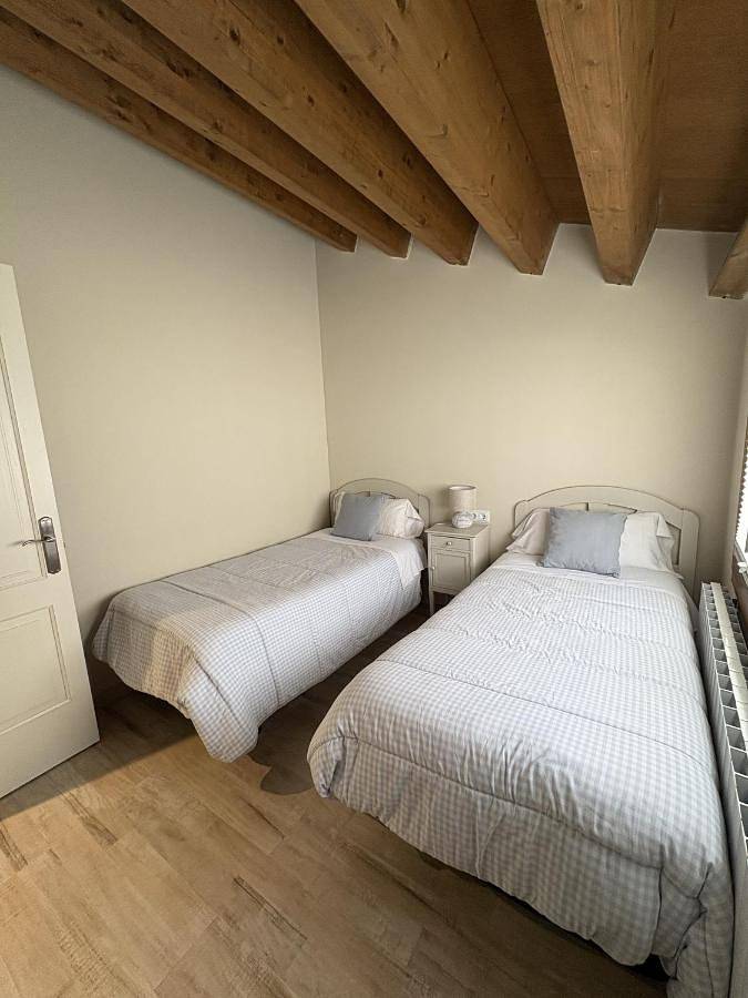 Gîte pour 4 personnes, avec vue et terrasse à Pardines - 2