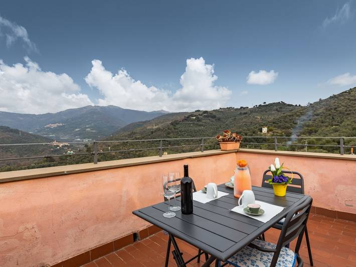 Ferienwohnung für 3 Personen, mit Terrasse und Garten sowie Ausblick in Civezza