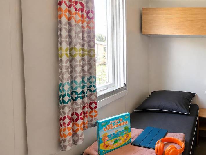 Flower Camping Orly d'Azur - Mobilheim 6 personen - Mobilheim Grassois Confort 33m² - 3 Schlafzimmer - halbüberdachte Terrasse - Klimaanlage in Six-Fours les Plages, Mittelmeerküste (Frankreich)
