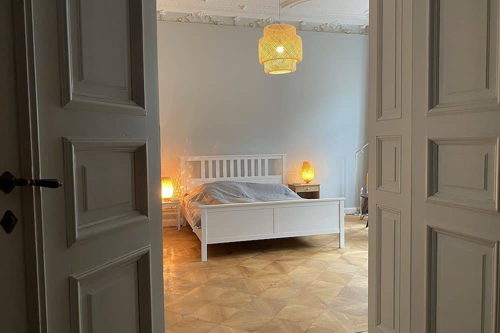 Ganze Wohnung, Riesige Altbauwohnung, 2 Bäder, 3 Wc, 16 m² überdachte Terrasse in Breslau, Niederschlesien