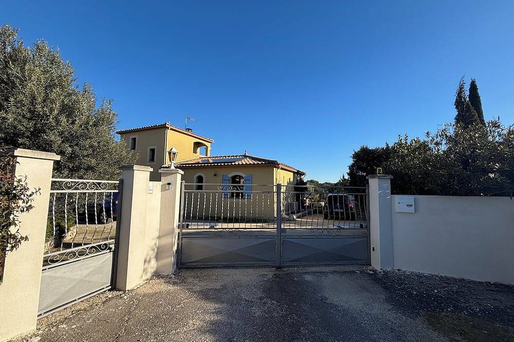 Villa with swimming pool, pool house, air conditioning in Poulx, Nimes region