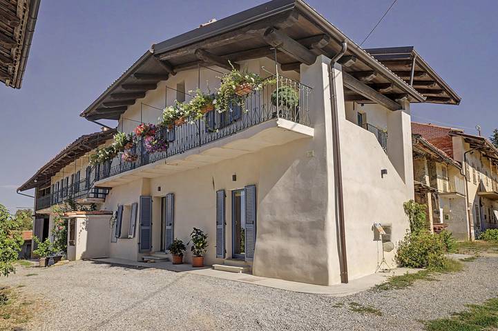 Appartamento intero, Appartamento accessibile "Terre", a due passi dal giardino, con Wi-Fi e aria condizionata. in Dogliani, Langhe