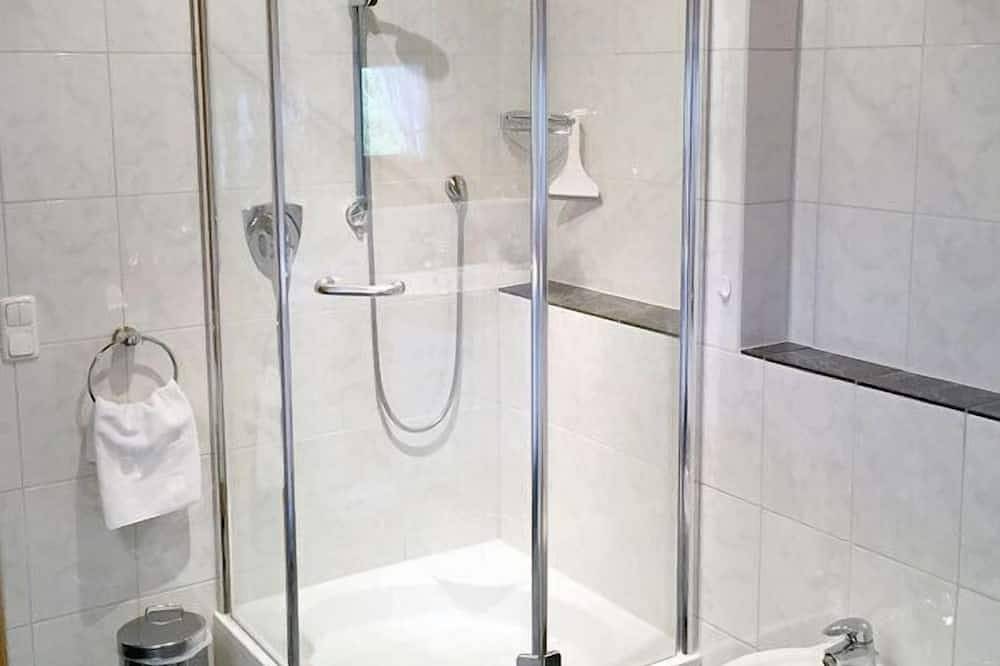 Ganze Wohnung, Ferienwohnung 75 qm, für 4 Personen mit Kachelofen und Balkon in Übersee, Chiemsee