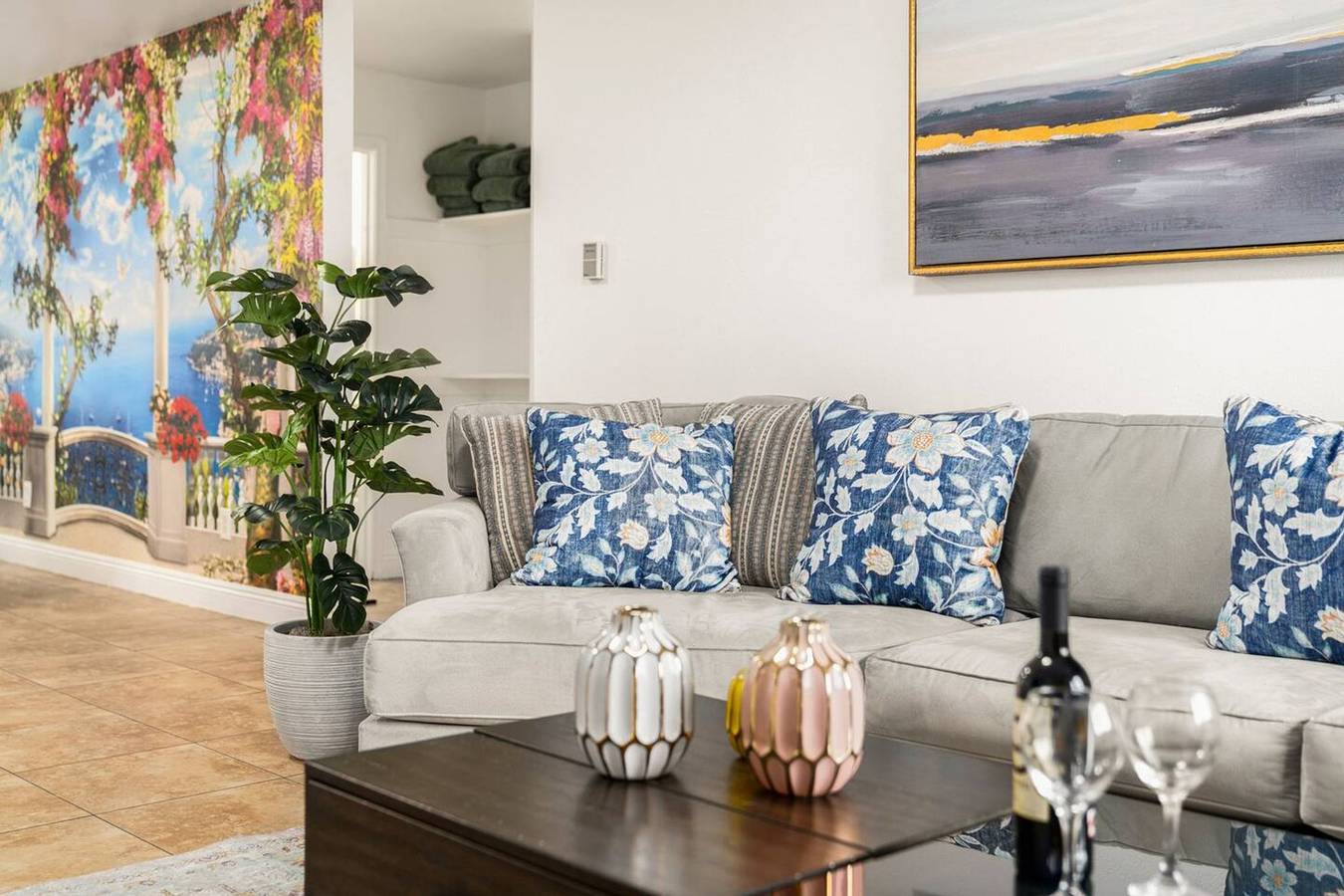Lanzit Bnb - 35 Percent off June! Low Fees! in Los Angeles, Los Angeles County