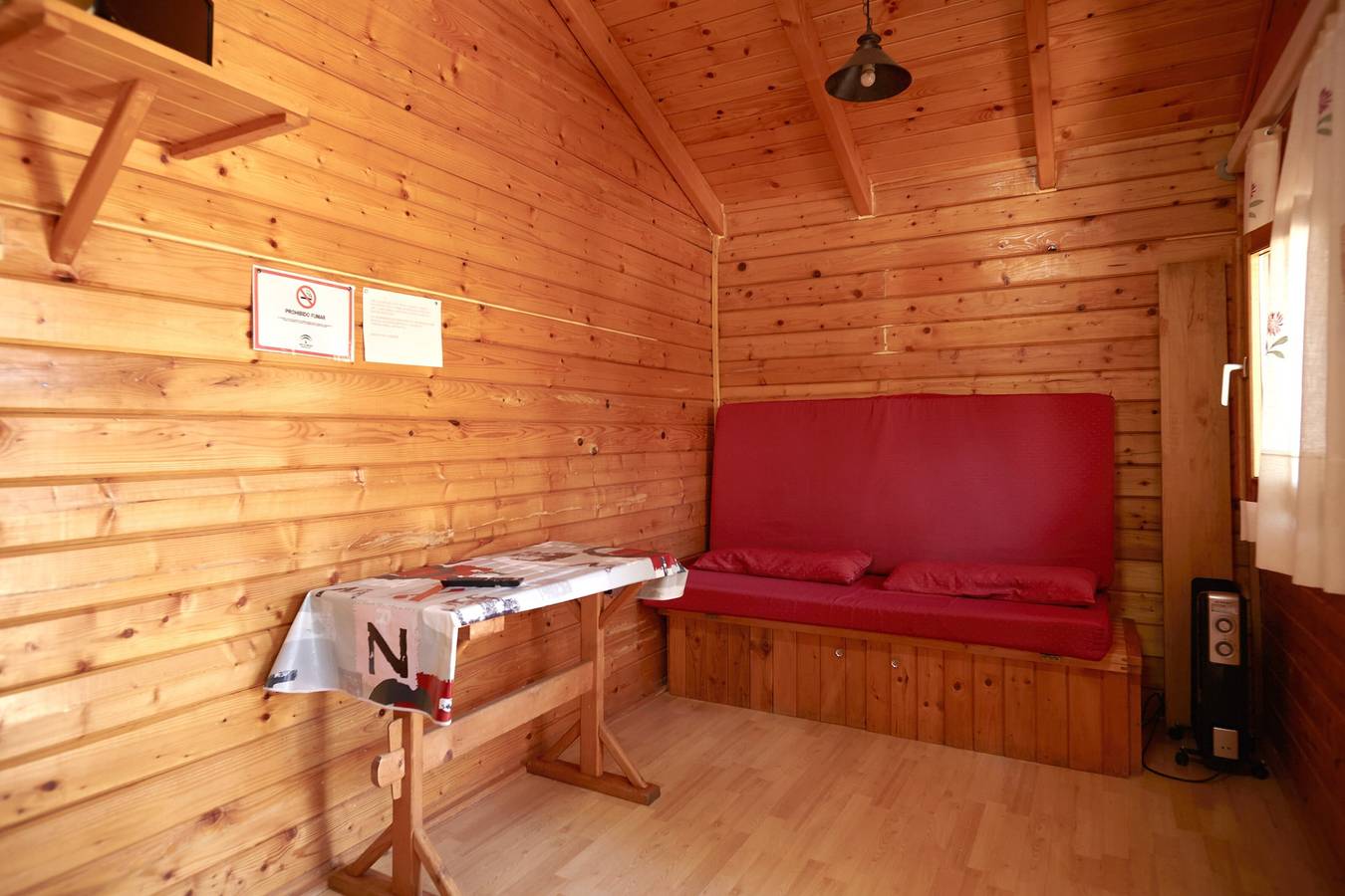 Landhaus 'Cabaña De Madera 5' mit Bergblick, Gemeinschaftspool und Klimaanlage in El Tranco, Hornos