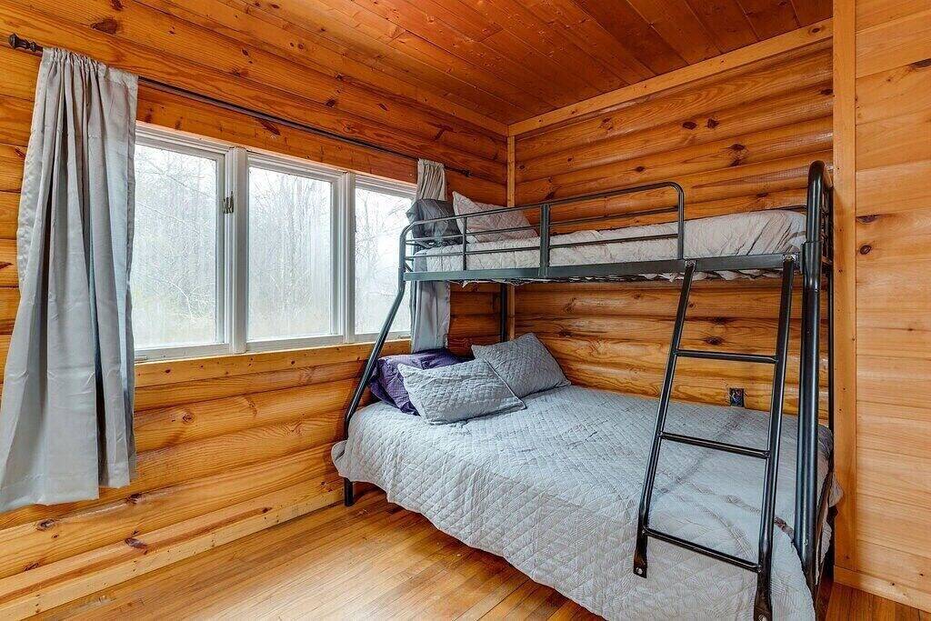 Creekside Cabin • Hot Tub, Firepit & Views in Cosby (TN), Cocke County