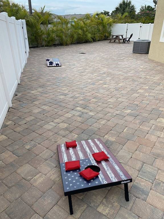 Vacation rental for 8 people, with yard and balcony as well as pool in Indian Harbour Beach