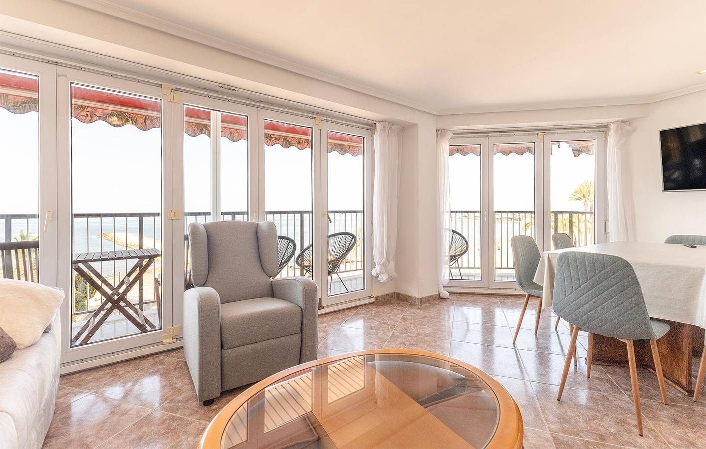 Ganze Ferienwohnung, Strandglück: 118qm mit WiFi, AC und Terrasse in Santiago Bernabeu, Santa Pola