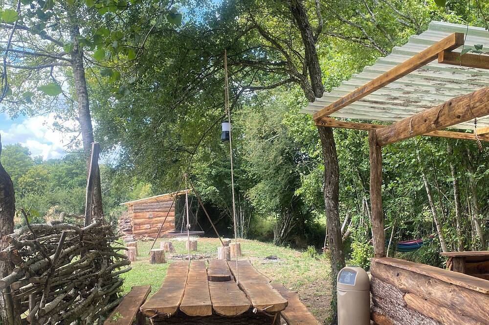 Tipi Sioux en pleine nature in Bitry, Nièvre