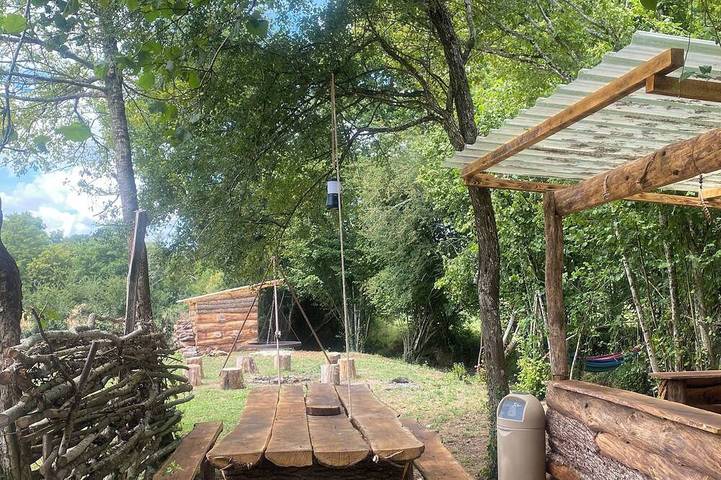 Tipi Sioux en pleine nature in Bitry, Nièvre