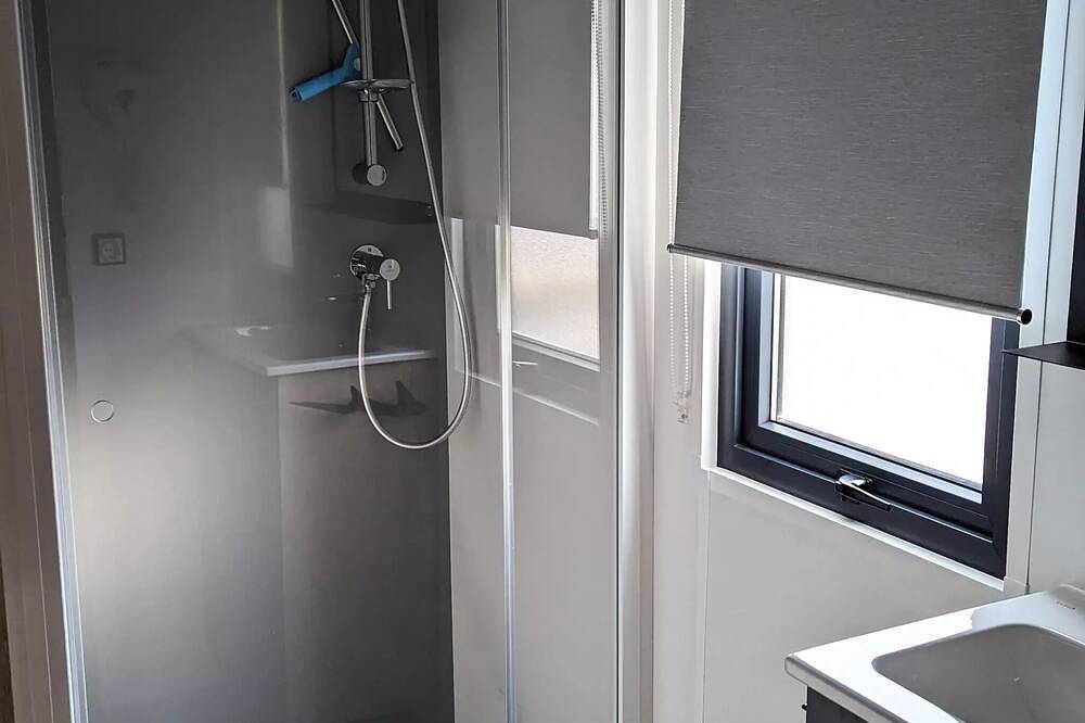 Mobile home 2 bedrooms - air conditioning - television 4 to 5 persons - 4 pers. included in the price in Calvisson, Nimes region