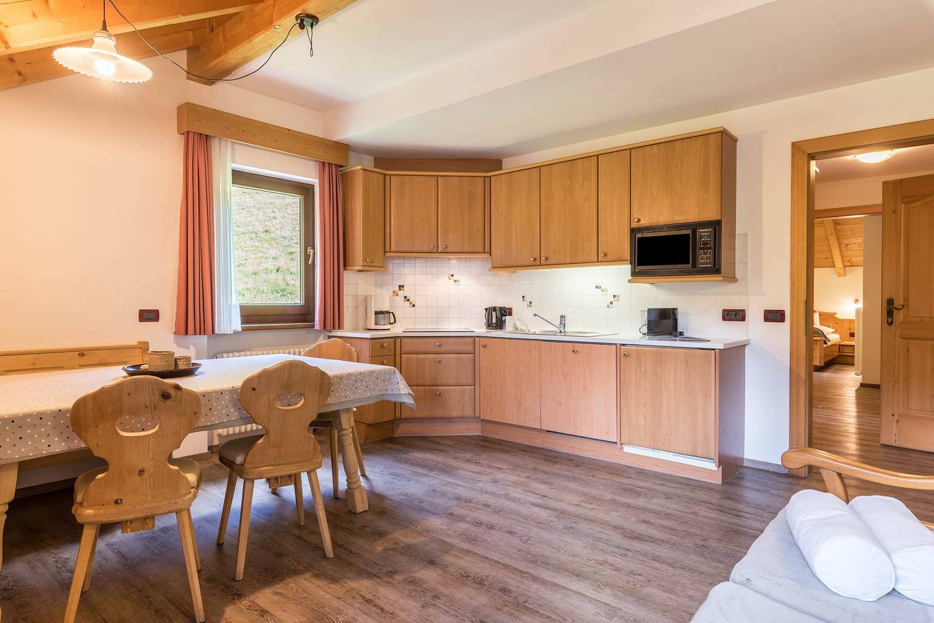 Appartamento intero, Appartamento Prapoz Typ E con vista montagne, Wi-Fi e balcone in Ortisei, Dolomiti Superski