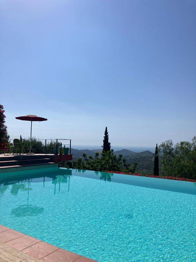 Apartahotel para 2 personas, con jacuzzi además de piscina y jardín en Liguria