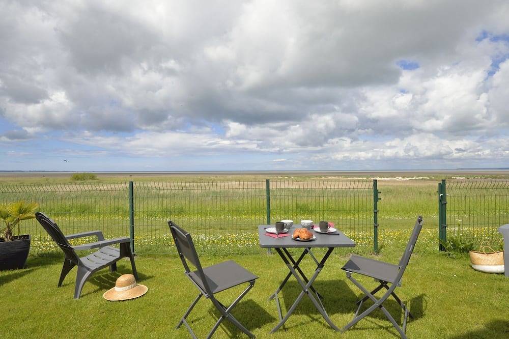 Les yeux dans la baie by Interhome in Cherrueix, Mont-Saint-Michel Bay
