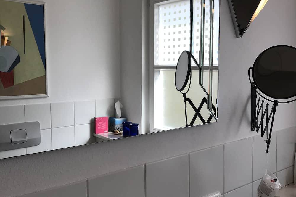 Ganze Wohnung, Atelierwohnung in verträumtem und ruhigen Garten in unmittelbarer Seenähe in Schondorf, Ammersee