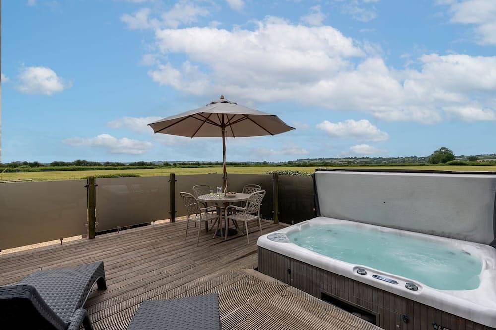 Buttercup lodge - sleeps 4/5 with hot tub & countryside views in Cheddar, Somerset