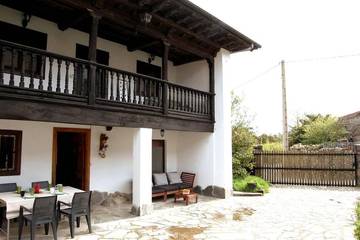 Casa de vacaciones para 7 personas, con jardín además de balcón y vistas en Costa Oriental Asturiana