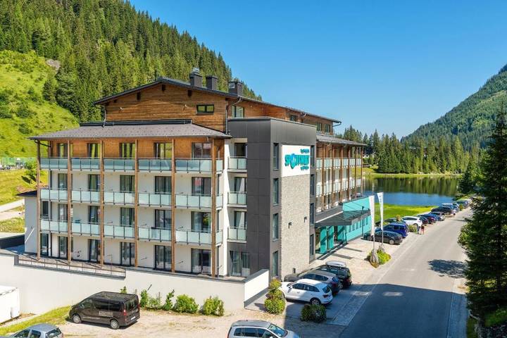 Hotel für 4 Personen, mit Balkon und Terrasse sowie Sauna und Seeblick am Zauchensee