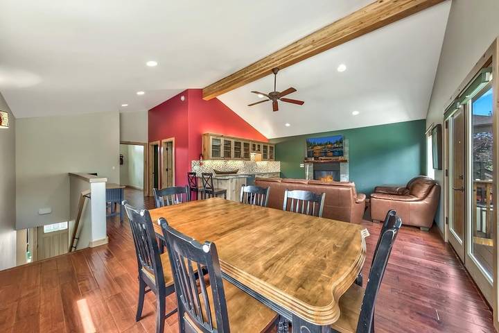 Vacation rental for 12 people, with pool and hot tub as well as yard, with pets in Tahoe Keys