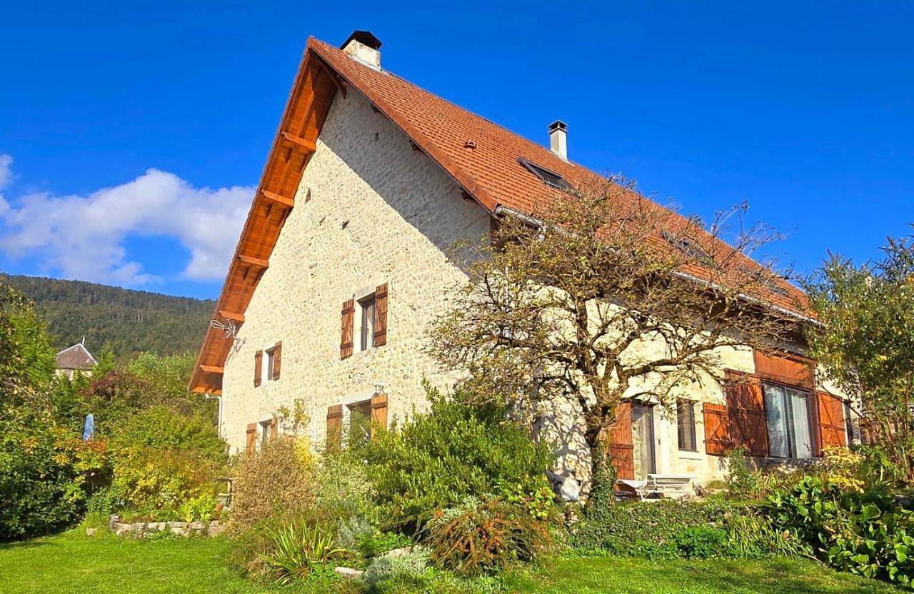 Double Room with Private Bathroom in Lompnieu, Belley