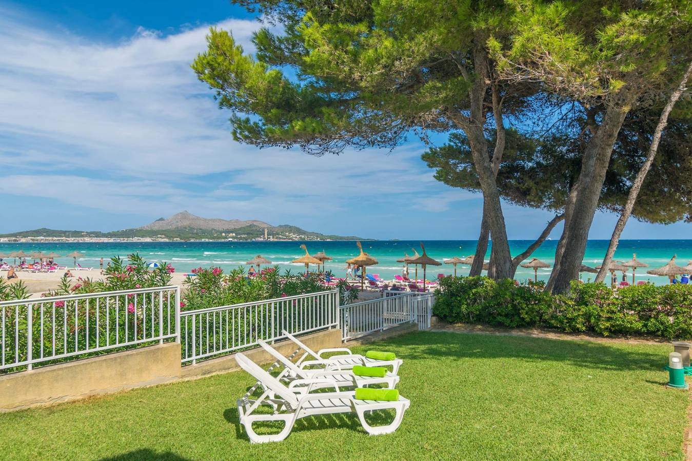 Entire holiday apartment, Chillvista - Cosy seafront apartment with lovely garden and direct access to the beach. Free Wifi in Playa de Alcúdia, Alcúdia