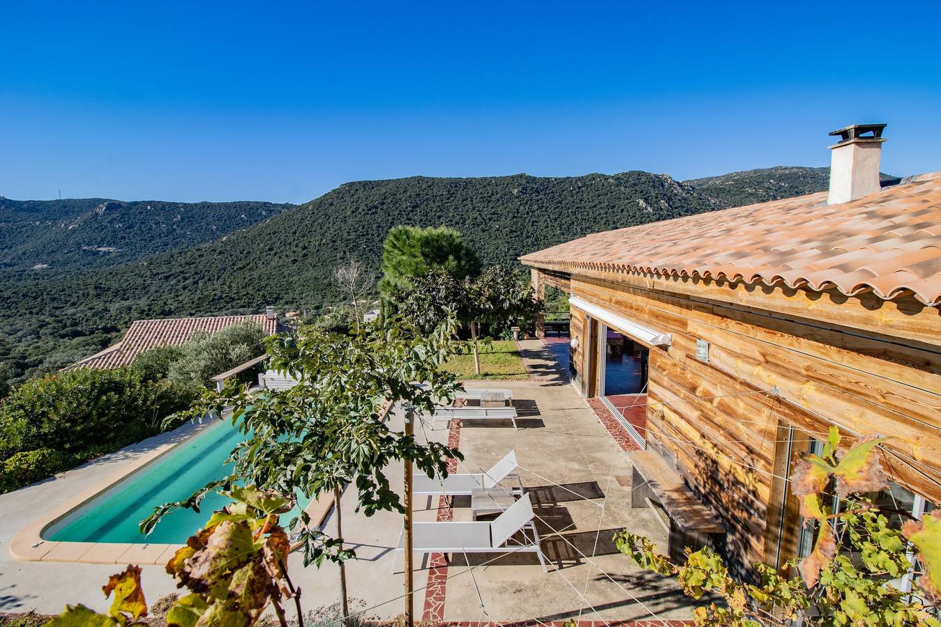 Casa vacanze 'Maison Aux Vents' con vista mare, Wi-Fi e aria condizionata in Roccapina, Monacia d'Aullena