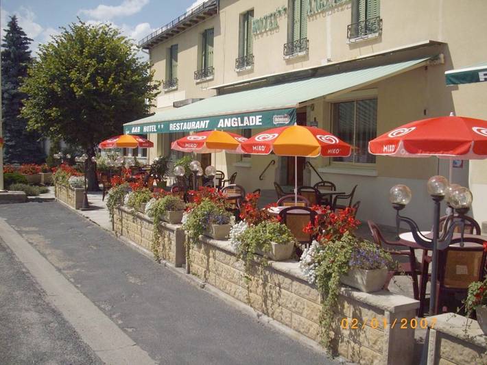 Hôtel pour 2 personnes, avec terrasse ainsi que jardin et vue, animaux acceptés à Le Nayrac