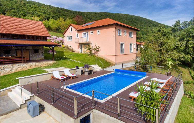 Gemütliche 2-Zimmer-Wohnung mit Pool, Terrasse und WLAN in Naturpark Sichelgebirge und die Samobor-Berge