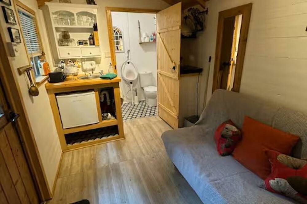Shepherds Hut In Sylvan Woodland Setting. Walk to nature reserve + river stour in Bournemouth, South West England