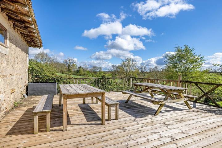 Ferienhaus „Gîte Des Hiboux“ mit Gemeinschaftspool, privater Terrasse und Wlan in Sanxay, Vienne