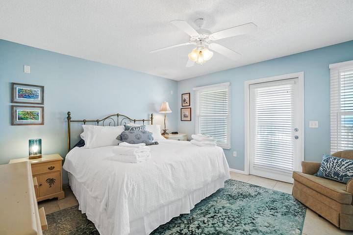 Vacation rental for 10 people, with yard and pool, with pets in Cape San Blas